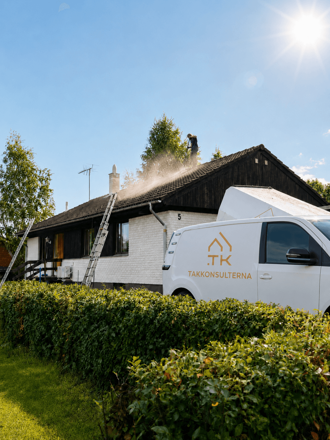 Takkonsulternas servicebil framför ett hus där en takarbetare tvättar taket